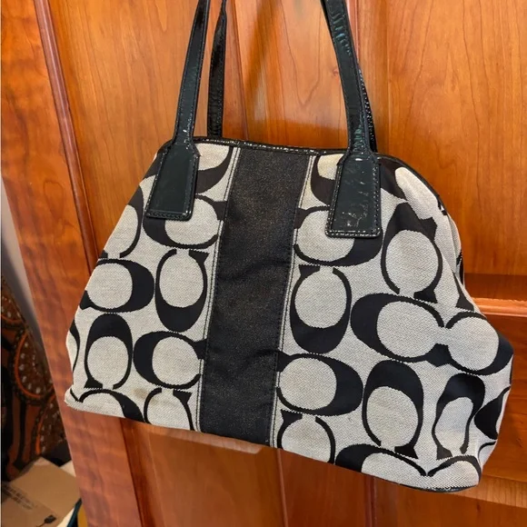 Coach Black and Cream Shoulder Bag. - Picture 2 of 7